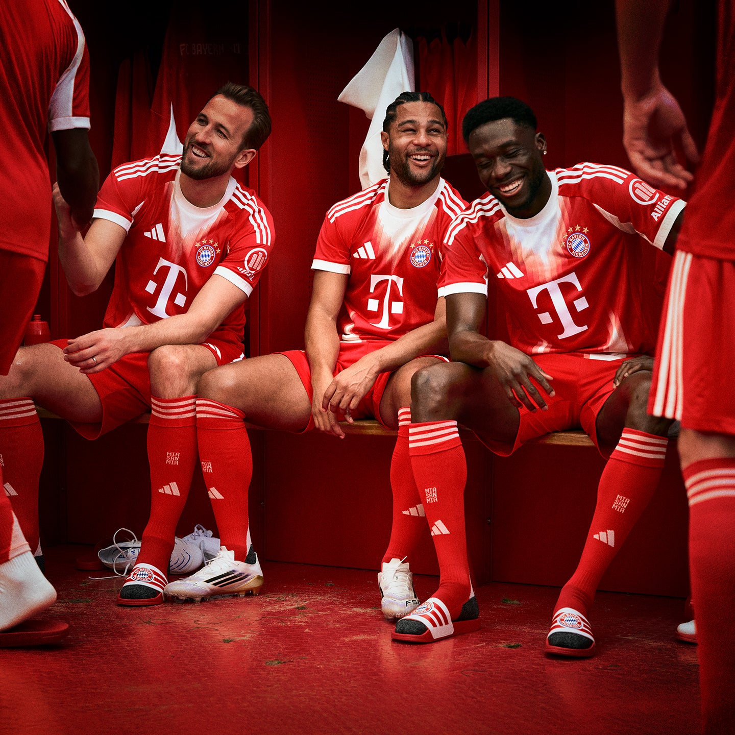 kane-gnabry-davies-umkleide-hometrikot25_1_1_2_1_978280e1-35d3-45ad-b316-31396627ca69.jpg